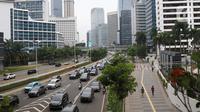 Suasana arus lalu lintas di Jalan Jenderal Sudirman, Jakarta, Kamis (5/11/2020). Badan Pusat Statistik (BPS) mencatat ekonomi Indonesia pada kuartal III-2020 minus 3,49 persen, Indonesia dipastikan resesi karena pertumbuhan ekonomi dua kali mengalami minus. (Liputan6.com/Helmi Fithriansyah)