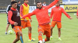 Alvaro Negredo mencoba menghalau laju bola tendangan dari rekan satu timnya di Valencia saat sesi pemanasan laga uji coba kontrak Wiener Sport Klub, Rabu (8/7). (Bola.com/Reza Khomaini)