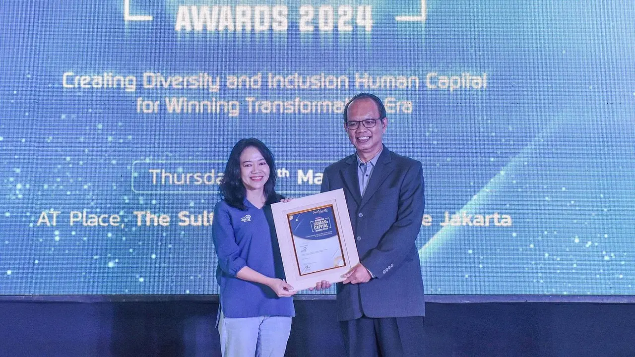 Asuransi Astra meraih penghargaan The Best Human Capital for Encouraging Employee Potential and Contribution to Support Healthy Work Culture dalam Indonesia Human Capital Awards 2024. (Dok Asuransi Astra)