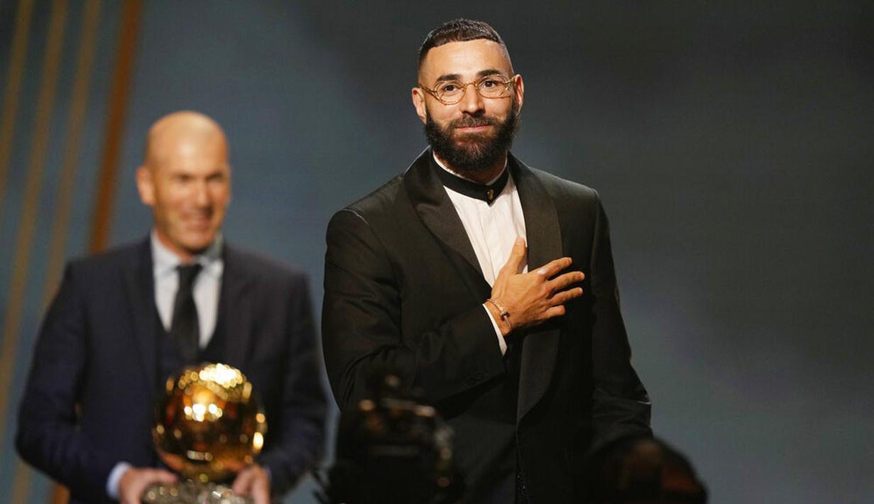 Trofi Ballon d'Or untuk Benzema semakin terasa spesial karena diumumkan langsung oleh Zidane, pemain Perancis terakhir yang memenangi gelar tersebut sekaligus mantan pelatihnya di Real Madrid. (AP/Francois Mori)