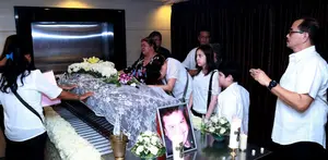 Selasa (14/4) siang Jenazah James Sahertian di kremasi di Krematorium Heaven, Pluit Jakarta Utara. Isak tangis anak dan istri mengiringi proses kremasi.