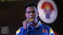 Lifter Lampung, Viky Aryanto memamerkan medali emas kelas 66 kg putra PON XIX di GOR Sabilulungan, Kab Bandung, Minggu (25/9). Viky merebut emas di kelas 66 kg dengan total angkatan 798 kg. (Liputan6.com/Helmi Fithriansyah)