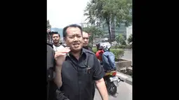 Saat keluar, pria yang mengenakan baju safari itu justru berlari menghindari wartawan, Jakarta, (28/8/14). (Liputan6.com/Herman zakharia)