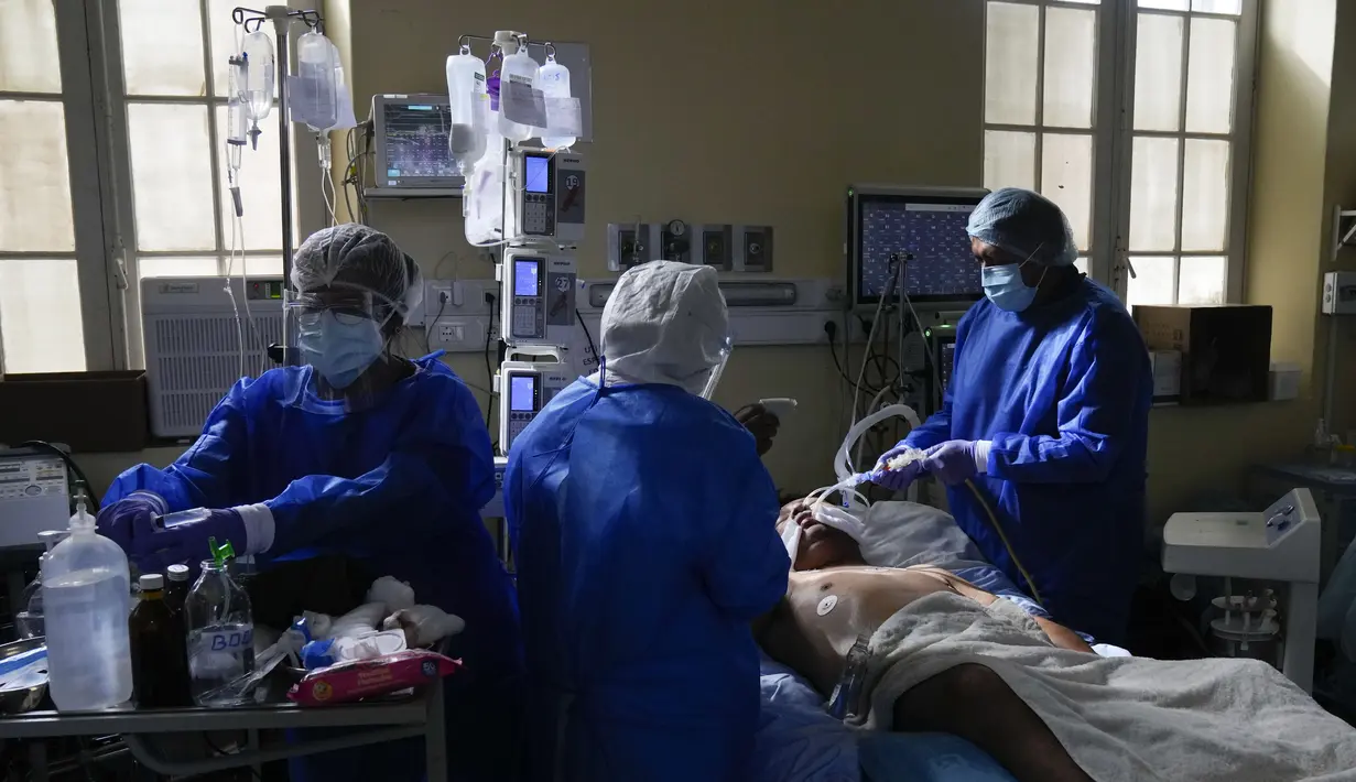 Petugas medis merawat pasien COVID-19 yang diintubasi di ICU Rumah Sakit Umum di La Paz, Bolivia, Rabu (23/6/2021). Menurut otoritas kesehatan, Bolivia mengalami gelombang ketiga pandemi COVID-19 dengan total kasus positif corona mencapai 424 ribu orang dan 16.243 kematian. (AP Photo/Juan Karita)