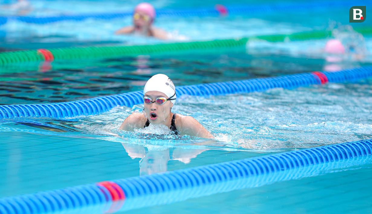 Menampilkan renang gaya dada, Cinta berhasil menyentuh garis finis dengan waktu 44,10 detik. Ia diikuti Caitlin Halderman yang tertinggal 11 detik dan Gisella Anastasia yang mencatatkan waktu satu menit. (Bola.com/Bagaskara Lazuardi)