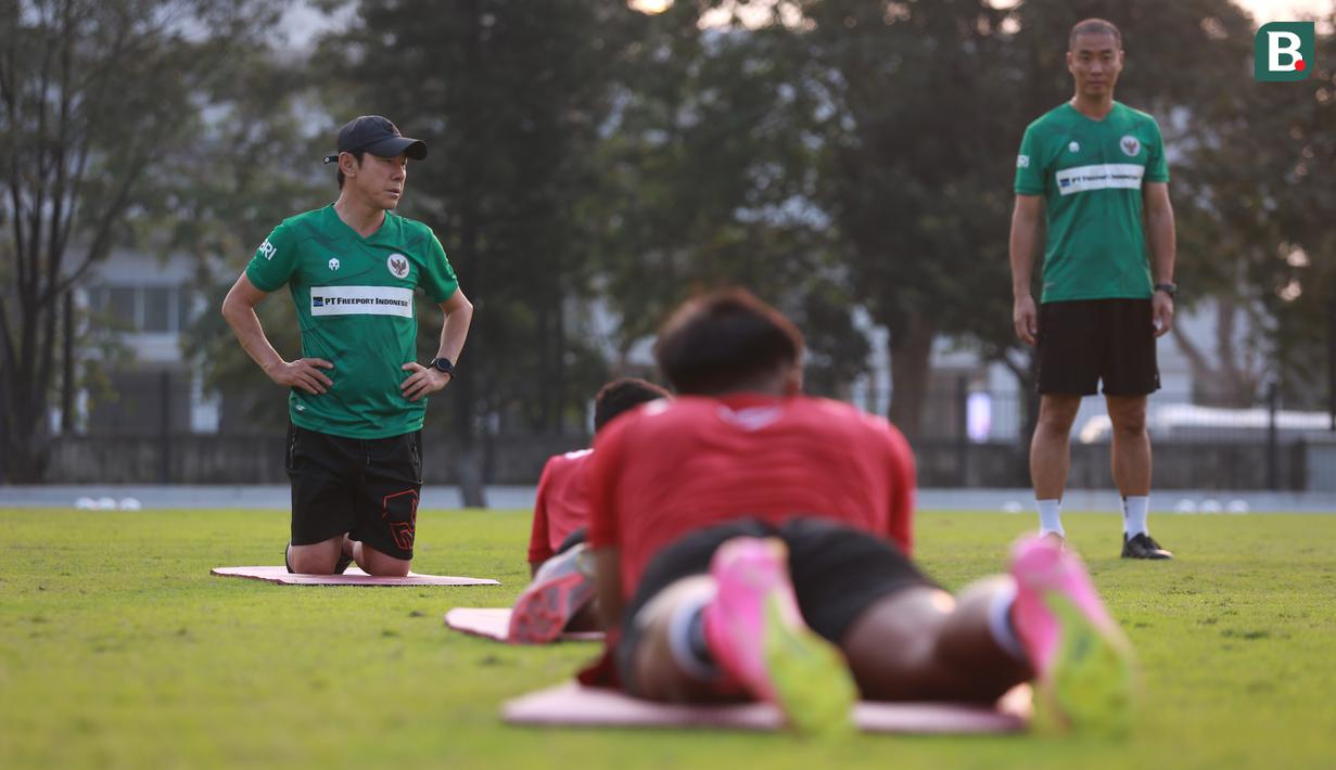 Pelatih Timnas Indonesia U-23, Shin Tae-yong saat melakukan latihan perdana menjelang Piala AFF U-23 yang berlangsung di Lapangan A, Senayan, Jakarta, Kamis (10/08/2023). (Bola.com/Bagaskara Lazuardi)