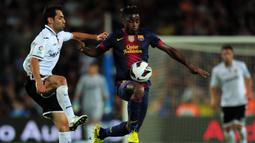 Alex Song. Gelandang Kamerun berusia 34 tahun yang sejak November 2020 membela AS Arta/Solar 7 ini tercaatat pernah 4 musim membela Barcelona mulai 2012/2013 hingga 2015/2016 usai didatangkan dari Arsenal dengan nilai transfer 19 juta euro. Nyatanya ia hanya tampil 2 musim bersama Barcelona dan 2 musim terakhir dipinjamkan ke West Ham United akibat gagal menembus skuat utama. Pada awal musim 2016/2017 ia dilepas gratis ke Rubin Kazan dan hanya tampil dalam 65 laga di semua ajang bareng Barcelona dengan torehan 1 gol dan 2 assist. (AFP/Lluis Gene)