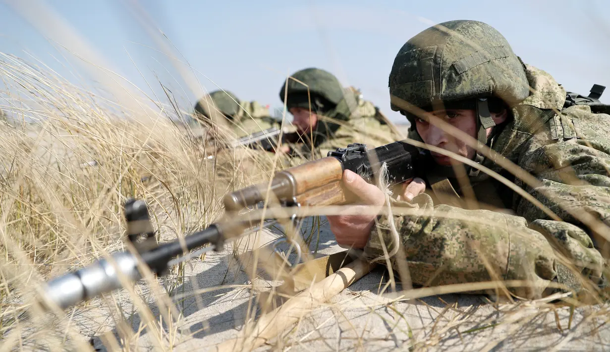 Para prajurit Armada Baltik Angkatan Laut Rusia bersiaga saat latihan militer di Kaliningrad, Rusia, Kamis (4/4). (REUTERS/Vitaly Nevar)