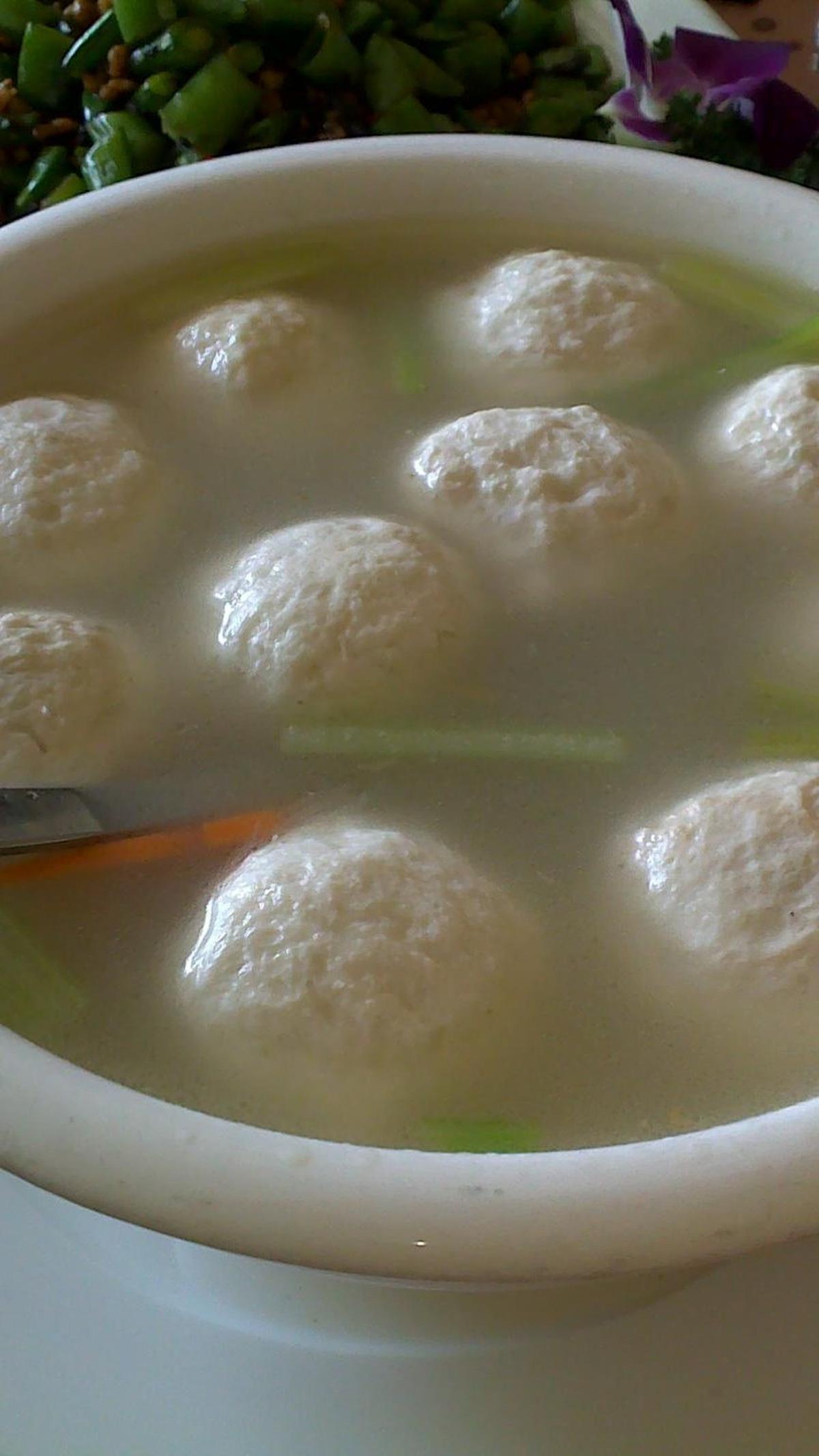 Itulah lima resep kuah bakso yang tentu rasanya sangat menggugah selera dan bisa menghangatkan hari-hari Anda. Selamat mencoba rasa hangatnya bakso buatan Anda sendiri.