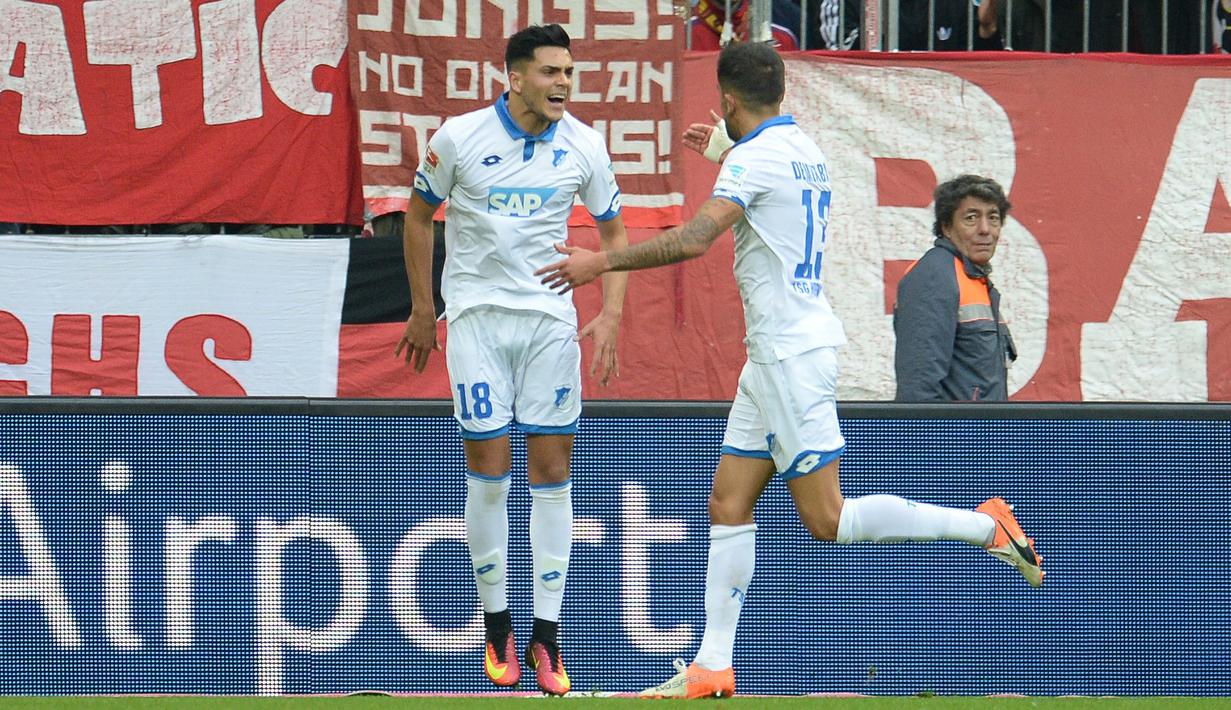 Pemain Hoffenheim, Kerem Demirbay (Kanan) dan rekannya Nadiem Amiri merayakan gol ke gawang Bayern Munich pada laga Bundesliga di Stadion Alianz Arena, Munich, (5/11/2016). (EPA/Andreas Gebert)