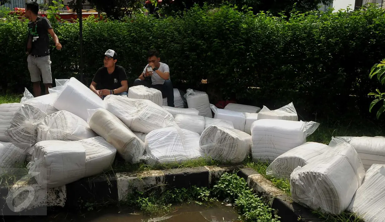 Pekerja menyelamatkan sejumlah barang saat api melahap gedung Hotel dan Spa Fortune, Jakarta, Rabu (20/4/2016). Belum ada laporan mengenai korban jiwa ataupun kerugian yang ditimbulkan akibat kebakaran tersebut. (Liputan6.com/Gempur M Surya)