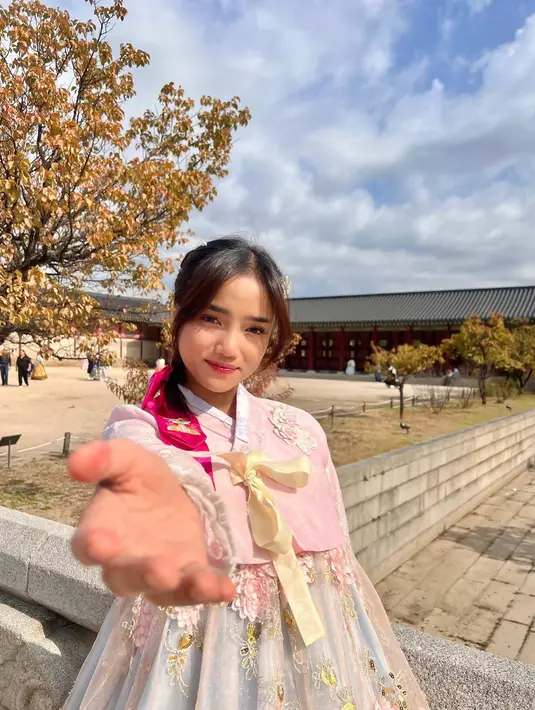Tampil menawan memakai hanbok, sosok Fuji menuai banyak pujian dari para penggemarnya. Terlihat elegan bak seorang putri, kolom komentar Instagramnya ini banyak dibanjiri pujian. Selain itu hanbook yang dikenakannya ini memiliki warna merah muda yang tampil elegan. (Liputan6.com/IG/@fuji_an)