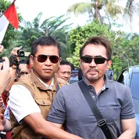 "Brangkas tak terbuka. Dia (Gatot) enggak kasih kodenya, jadi polisi panggil tiga tukang spesialis buka brangkas. Ada dua brangkas. Semua belum bisa dibuka. Ya tinggi 1 meter. Di kamar tidur utama," jelas Pakaila. (Nurwahyunan/Bintang.com)
