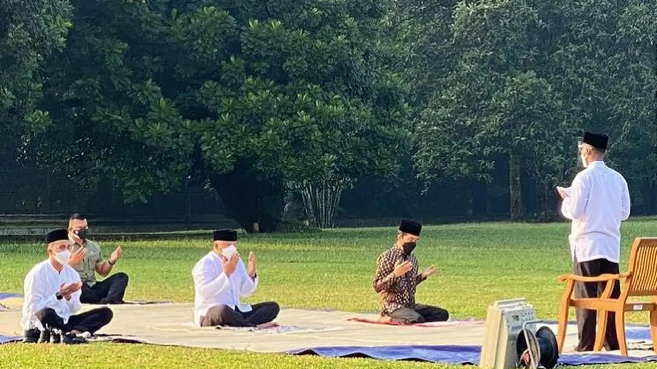Presiden Jokowi melaksanakan salat Idul Adha di halaman Istana Kepresidenan Bogor, Selasa (20/7/2021)