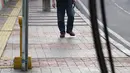 Pejalan kaki melintasi trotoar yang terhalang instalasi kabel di Jalan Kyai Maja, Jakarta, Rabu (10/4). Selain menganggu kenyamanan pejalan kaki, kondisi instalasi kabel yang semrawut tersebut juga berbahaya apabila mengandung aliran listrik. (Liputan6.com/Immanuel Antonius)