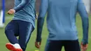 Gelandang Chelsea, Ruben Loftus-Cheek (kiri) mengumpan bola saat mengikuti sesi latihan tim di Stoke D'Abernon, London (8/5/2019). Chelsea akan bertanding melawan Eintracht Frankfurt pada leg kedua babak semifinal Liga Europa di stadion Stamford Bridge. (AFP Photo/Ben Stansall)