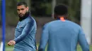 Gelandang Chelsea, Ruben Loftus-Cheek (kiri) mengumpan bola saat mengikuti sesi latihan tim di Stoke D'Abernon, London (8/5/2019). Chelsea akan bertanding melawan Eintracht Frankfurt pada leg kedua babak semifinal Liga Europa di stadion Stamford Bridge. (AFP Photo/Ben Stansall)