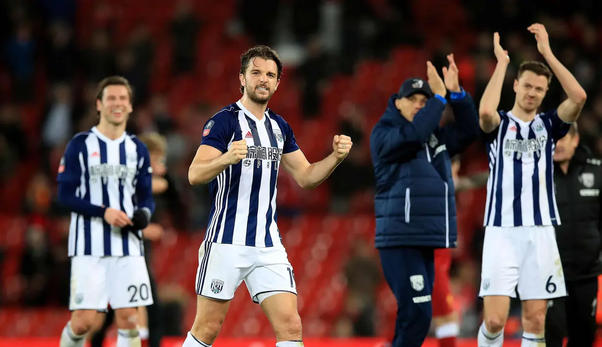 Para pemain West Bromwich Albion merayakan kemenangan usai mengalahkan Liverpool pada babak keempat Piala FA di stadion Anfield, Inggris (27/1). Liverpool takluk dari West Bromwich Albion 3-2. (AFP Photo/Paul Ellis)