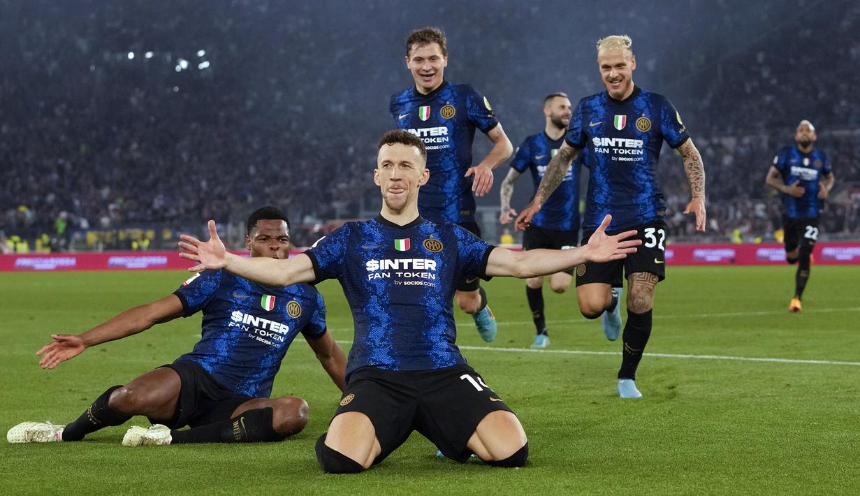 Inter Milan sukses menyabet trofi Coppa Italia usai mengalahkan Juventus di laga final yang berlangsung di Stadion Olimpico, Kamis (12/5/2022) dini hari WIB. Berikut ini 5 penampil terbaik Nerazzurri di laga tersebut. (LaPresse via AP/Alfredo Falcone)