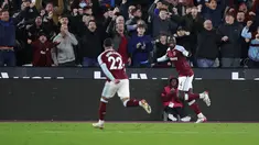 Bek West Ham United, Kurt Zouma (kanan) berselebrasi usai mencetak gol ke gawang Liverpool pada pertandingan lanjutan Liga Inggris di stadion London (8/11/2021). West Ham menang tipis atas Liverpool 3-2. (AP Photo/Ian Walton)
