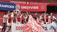 Pemain Ajax merayakan gelar juara Eredivisie yang kembali mereka raih pada musim ini setelah menang 4-0 atas FC Emmen di Johan Cruyff Arena, Amsterdam, Minggu (2/5/2021). (MAURICE VAN STEEN / ANP / AFP)