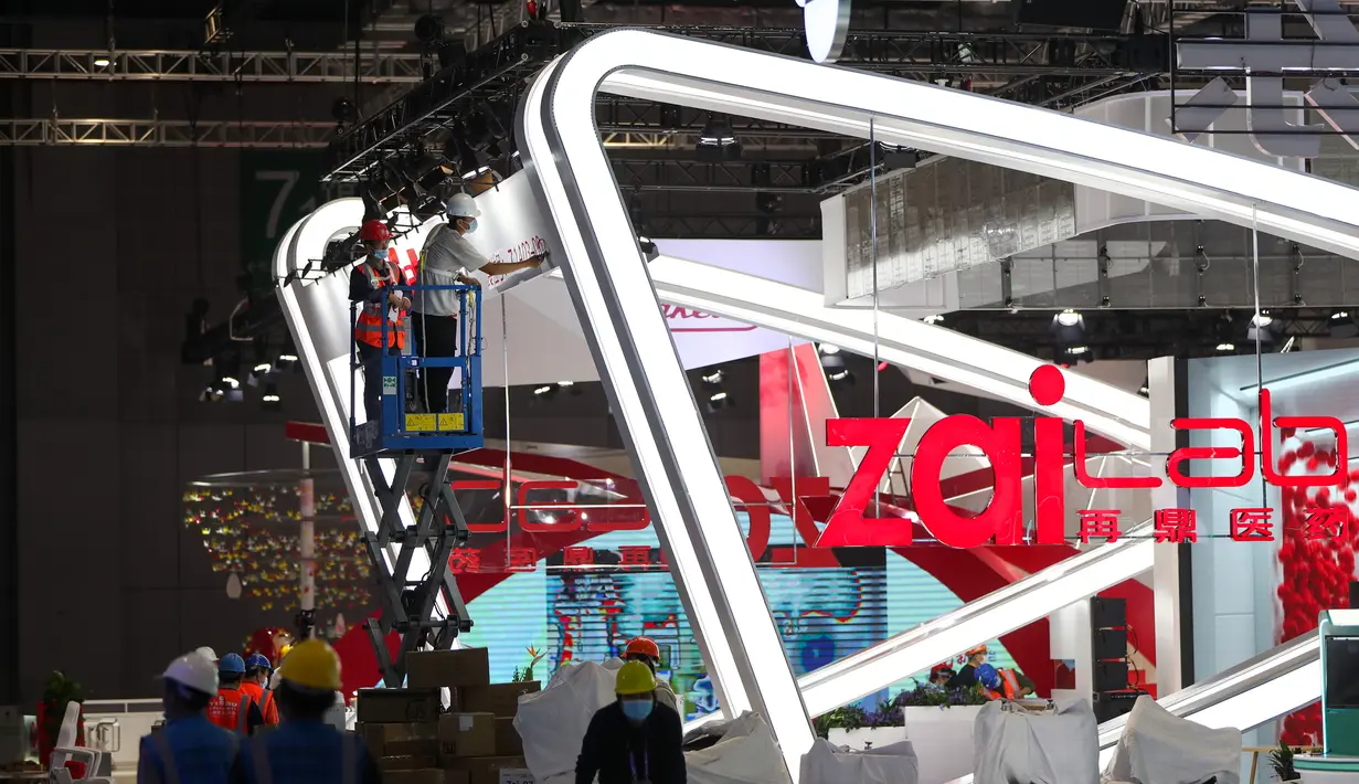 Para staf mendirikan stan di area ekshibisi peralatan medis dan perawatan kesehatan Pameran Impor Internasional China (China International Import Expo/CIIE) ketiga di Shanghai, China, 2 November 2020. CIIE ketiga dijadwalkan berlangsung mulai 5 hingga 10 November di Shanghai. (Xinhua/Ding Ting)