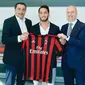 Hakan Calhanoglu resmi berkostum AC MIlan (dokumen AC Milan)