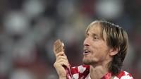 Gelandang Kroasia, Luka Modric menunjukkan medali perunggu setelah kemenangan melawan Maroko pada pertandingan playoff perebutan peringkat ketiga Piala Dunia 2022 di Khalifa International Stadium di Doha, Qatar, Sabtu (17/12/2022). Kroasia menang 2-1 atas Maroko dan meraih peringkat ketiga di kejuaran itu. (AP Photo/Frank Augstein)