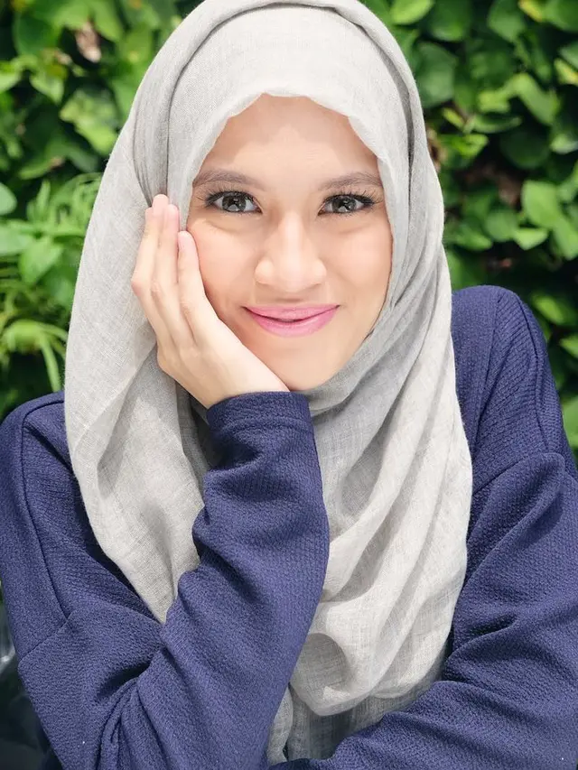 [Bintang] Nggak Neko-neko, Makeup Simpel Alyssa Soebandono Ini Bikin Dude Harlino Makin Jatuh Hati