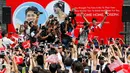 Atlet renang peraih medali emas Olimpiade Rio Brasil pertama dari Singapura, Joseph Schooling menyapa ribuan warga di atas podium usai melakukan parade di Singapura (18/08). (REUTERS/Edgar Su)