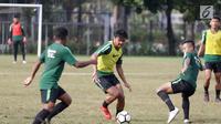 Pemain Timnas Indonesia U-23, Asnawi Mangkualam menggiring bola saat mengikuti latihan di Stadion Madya, Jakarta, Kamis (14/3). Latihan ini merupakan persiapan jelang Kualifikasi Piala AFC U-23. (Bola.com/Vitalis Yogi Trisna)