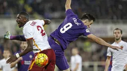 Pemain AS Roma, Antonio Rudiger (kiri) berebut bola dengan pemain Fiorentina, Nikola Kalinic dalam lanjutan Serie A Italia di Stadion Artemio Franchi, Florence, Senin (26/10/2015) dini hari WIB. (Reuters/Giampiero Sposito)