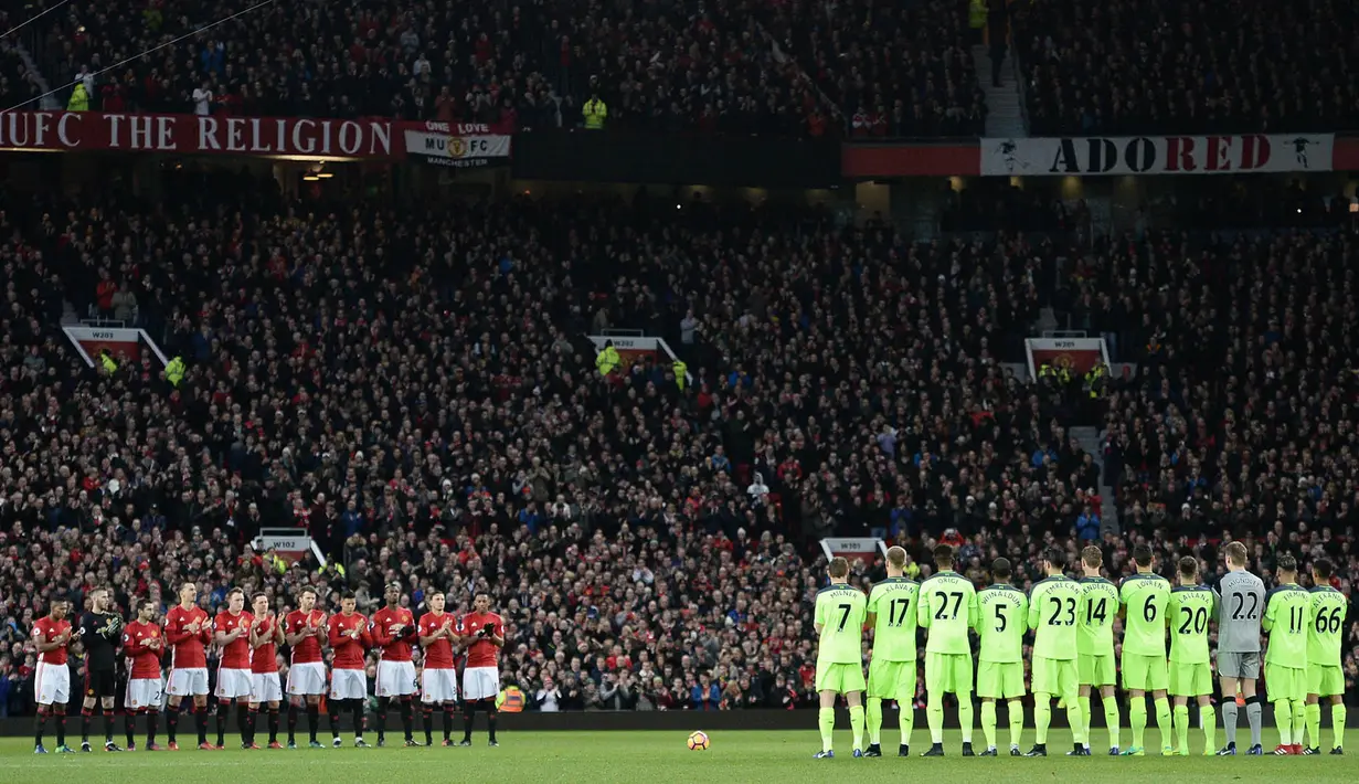 Pemain Manchester United dan Liverpool mengheningkan cipta mengenang wafatnya tokoh sepak bola Inggris, Graham Taylor, sebelum laga Liga Inggris di Stadion Old Trafford, Inggris, Minggu (15/1/2017). (AFP/Oli Scarff)
