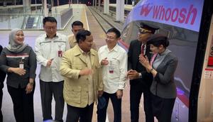 Presiden Prabowo Subianto melakukan kunjungan kerja ke Bandung dengan menggunakan kereta cepat Whoosh. (Foto: Liputan6.com/Nanda Perdana Putra).