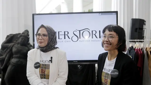 Nina Nugroho dan Sinta Ridwan dalam pergelaran busana Herstori di Jakarta, Maret 2022. (Foto: Dok. Koleksi Pribadi Nina Nugroho)