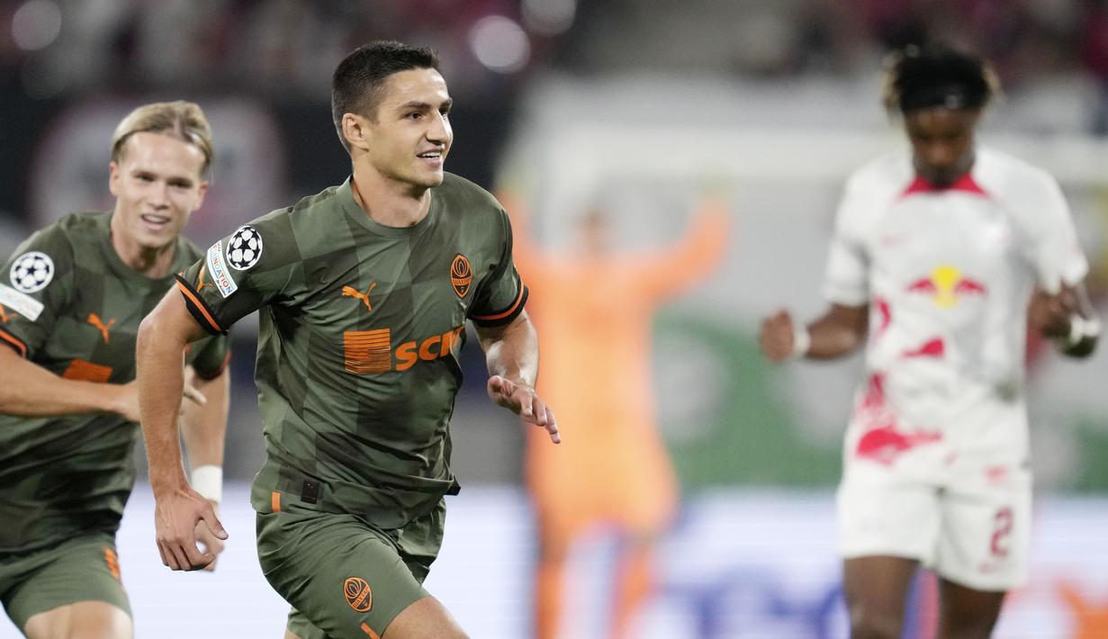 Marian Shved benar-benar menjadi mimpi buruk Timo Werner dan kawan-kawan. Bomber Shakhtar Donetsk itu memborong dua dari empat gol kemenangan di Redbull Arena tersebut. (AP/Michael Sohn)