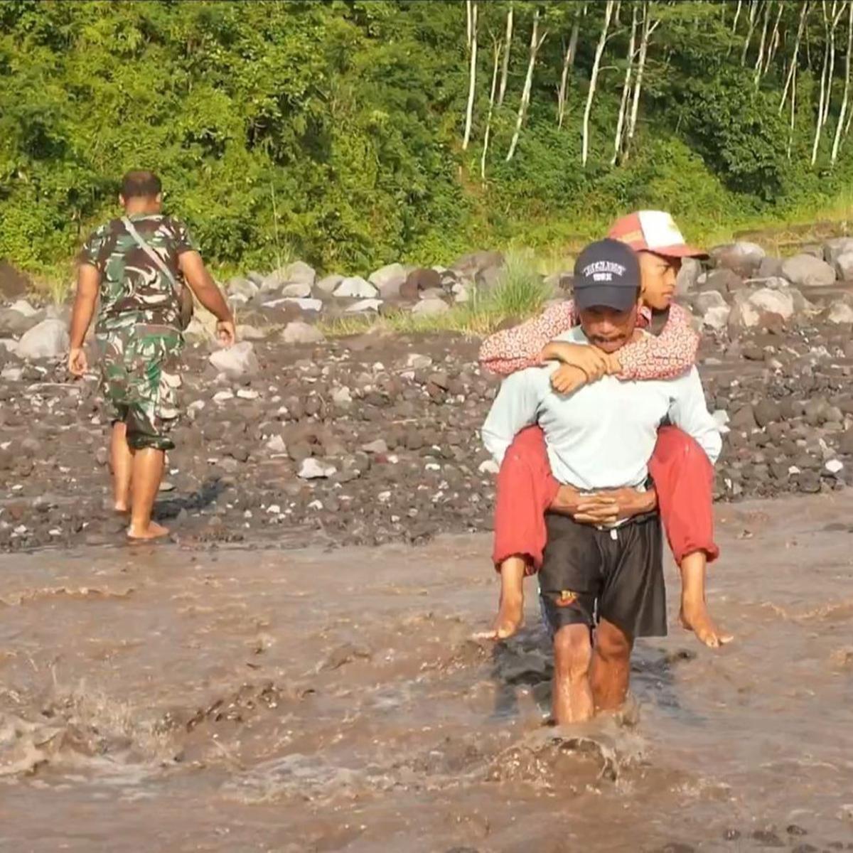 Anak-Anak Lawan Derasnya Lahar Semeru Demi Sekolah
