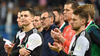 Striker Juventus, Cristiano Ronaldo, tampak kecewa usai gagal meraih gelar Piala Super Italia 2019 setelah ditaklukkan Lazio di Stadion King Saud University, Arab Saudi, Minggu (22/12). Lazio menang 3-1 atas Juventus. (AFP/Fayez Nureldine)
