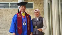 Suami Wisuda Sarjana Hukum, Nini Carlina Bangga