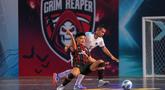 Pemain Grim Reaper, Sanjaya (kiri) berebut bola dengan pemain Lynx Hunters, Adom dalam laga Futsal X Series 2 di GOR UNJ, Rawamangun, Jakarta, Sabtu (17/01/2026). (Bola.com/Bagaskara Lazuardi)