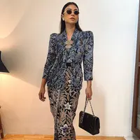 Memiliki pesona dan persona cantik yang unik, juga terepresentasikan dalam selera berpakaian. Seperti dalam memadukan pakaian nasional kebaya. Lewat potongan bahu yang dibuat ekstra dan dipasangkan dengan boots metalik, tampilan Shareefa Daanish langsung jadi nyentrik. (Foto: Instagram @shareefadaanish)