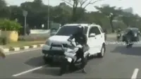 Terlihat beberapa pengendara motor mencoba menghindari razia yang dilakukan petugas.