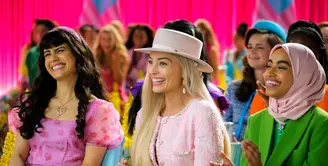 Chanel turut berkolaborasi dengan film populer Barbie. Dibintangi oleh Margot Robbie dan Ryan Gosling, film Barbie ditulis dan disutradarai oleh Greta Gerwig. [Foto: Document/Chanel]