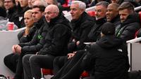 Manajer Liverpool Legends, Sven-Goran Eriksson (3L), Manajer Liverpool Legends, Ian Rush (C), Manajer Liverpool Legends, John Aldridge, dan Manajer Liverpool Legends, John Barnes (3R), duduk di bangku cadangan selama pertandingan Legends antara Liverpool Legends dan Ajax Legends di Anfield di Liverpool, barat laut Inggris pada 23 Maret 2024. (Oli SCARFF/AFP)