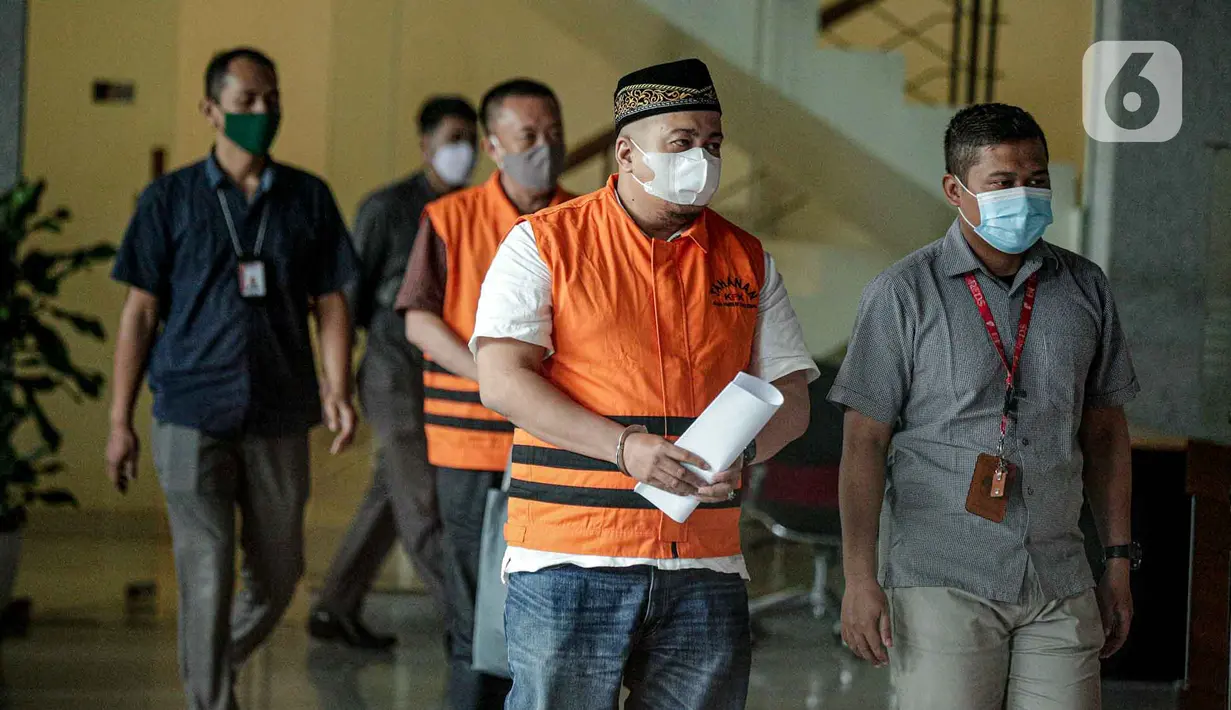 <p>Tersangka kasus dugaan korupsi pengadaan tanah pembangunan SMKN 7 Tangerang Selatan Agus Kartono (belakang kanan) dan Farid Nurdiansyah (depan kiri) usai menjalani pemeriksaan di Gedung Merah Putih KPK, Jakarta, Selasa (26/4/2022). KPK menahan dua pihak swasta sebagai tersangka kasus dugaan korupsi pengadaan tanah untuk pembangunan SMKN 7 Tangerang Selatan. (Liputan6.com/Faizal Fanani)</p>