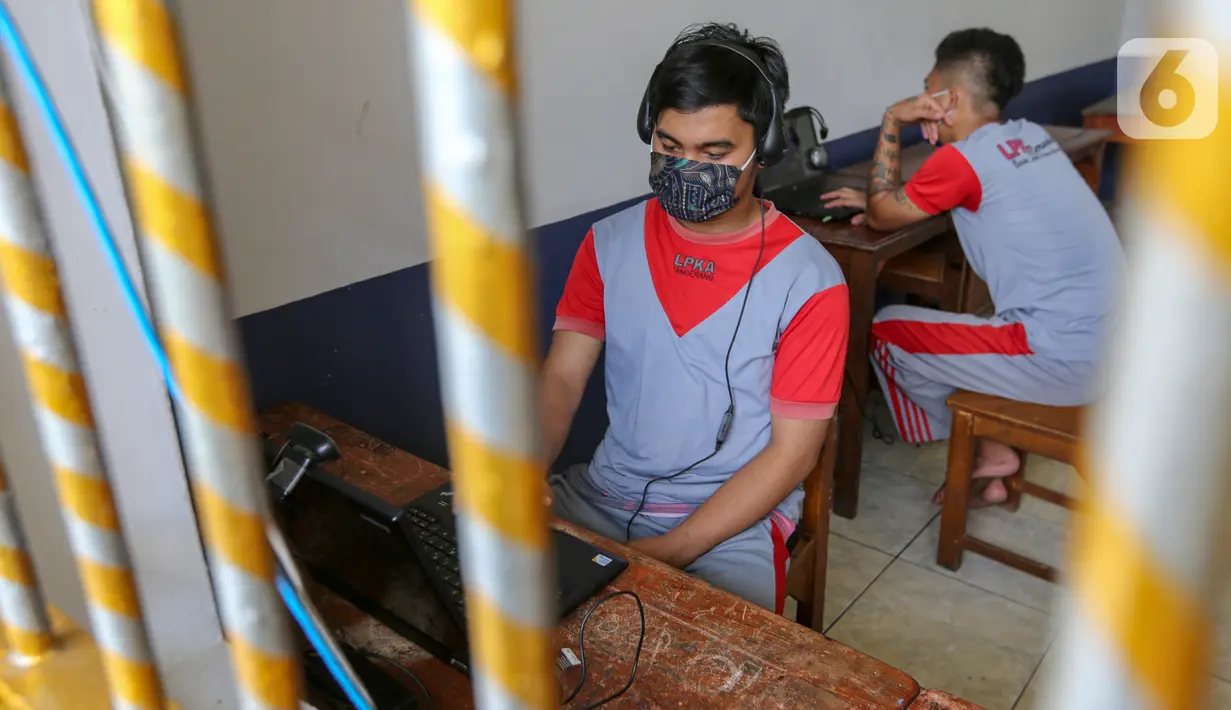 Anak binaan melakukan komunikasi virtual dengan keluarganya di Lembaga Pembinaan Khusus Anak (LPKA) Klas 1 Tangerang, Banten, Sabtu (30/5/2020). Selama pandemi Covid-19, LPKA membatasi kunjungan keluarga guna menekan penyebaran virus corona. (Liputan6.com/Fery Pradolo)