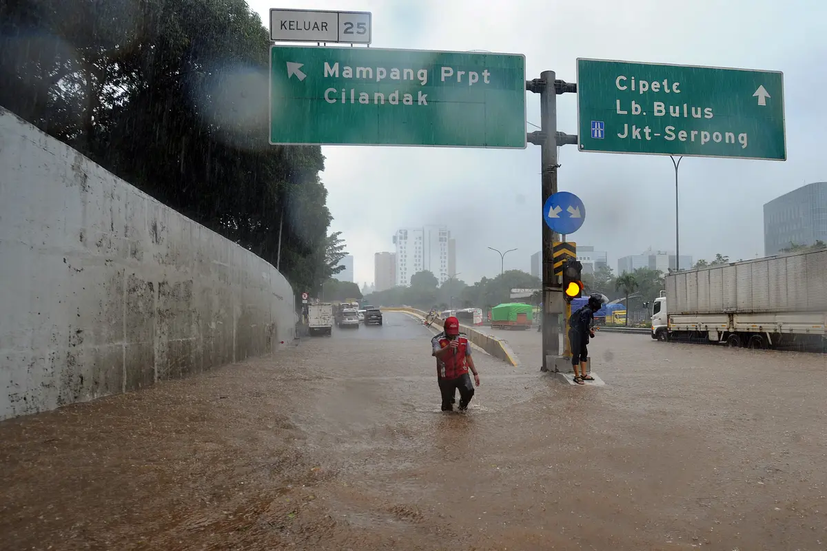 FOTO: Banjir Rendam Tol JORR di Kawasan TB Simatupang
