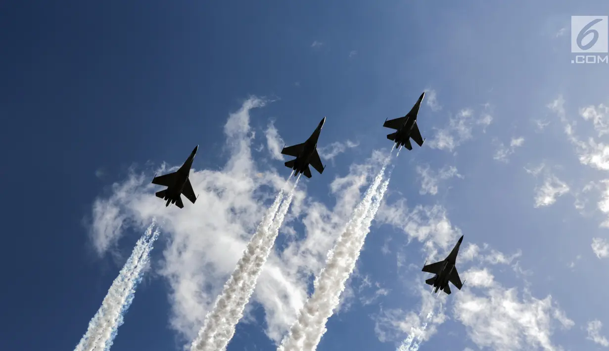 Atraksi fly pass jet tempur menghiasi langit lapangan serah terima jabatan Panglima TNI di Mabes TNI Cilangkap, Jakarta, Sabtu (9/12). Jenderal Gatot Nurmantyo resmi menyerahkan tongkat komando ke Marsekal Hadi Tjahjanto. (Liputan6.com/Faizal Fanani)