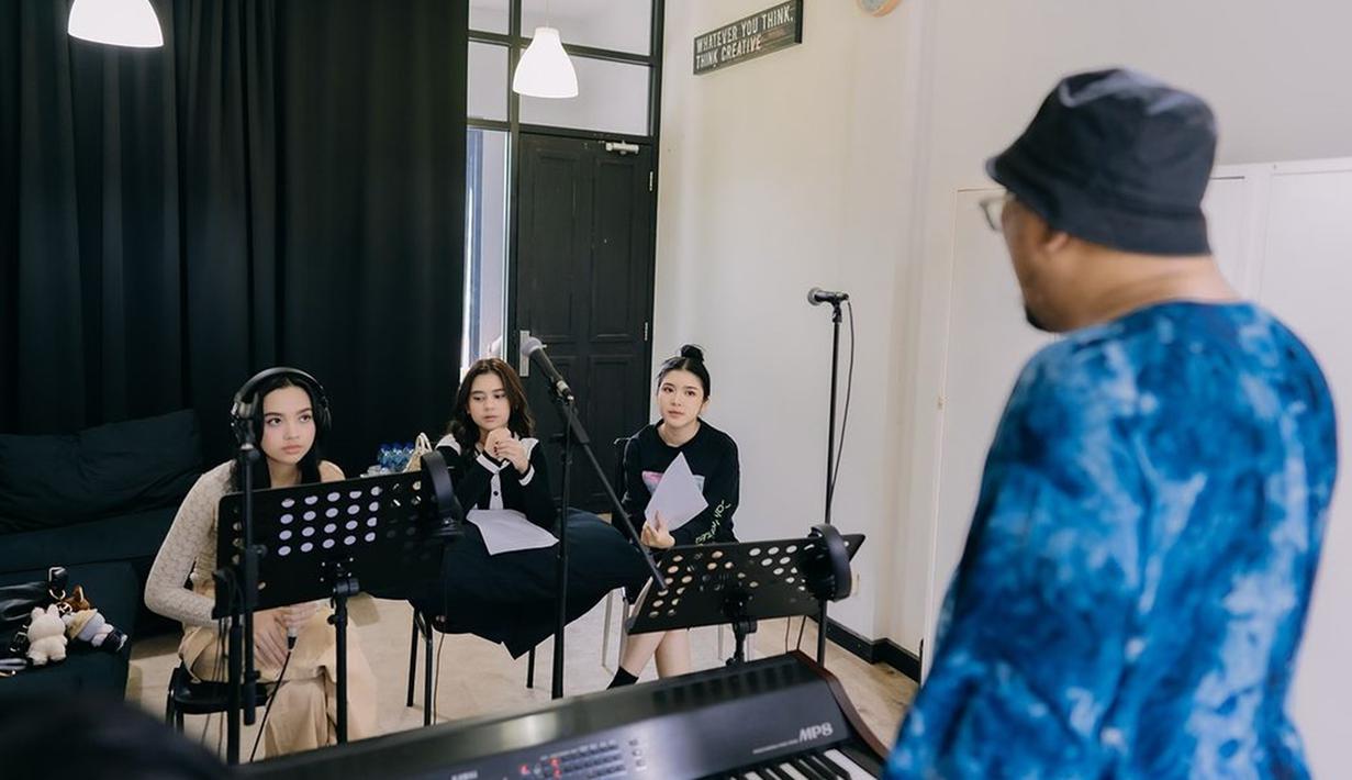 Lyodra, Tiara Andini dan Ziva Magnolya terlihat latihan bersama untuk persiapan Konser Super Diva pada November mendatang. Tiga besar pemenang Indonesian Idol season 10 ini tampak serius mendengar arahan dari vocal director Irvnat Natadiningrat. (Liputan6.com/IG/@superdiva.official)