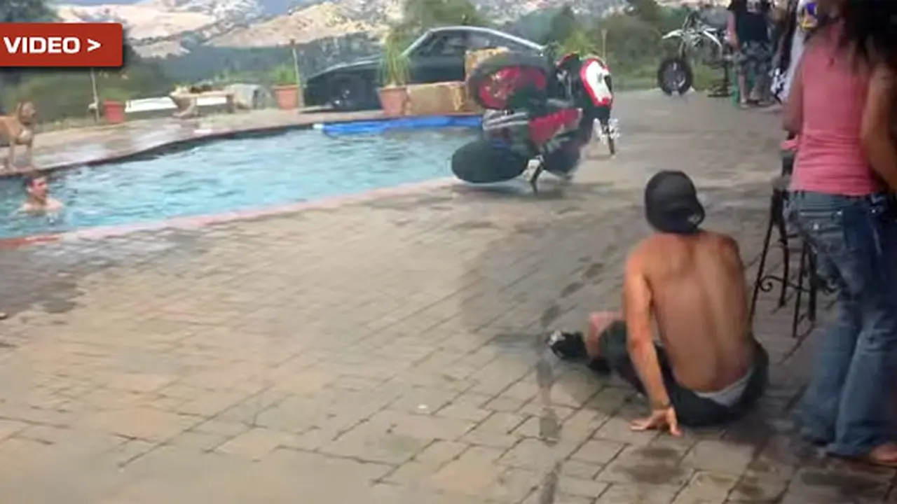 Gagal Pamer, Alay Ini Buat Honda CBR Tercebur Ke Kolam Renang